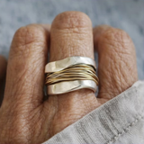 Sidabrinis žiedas su auksine gija